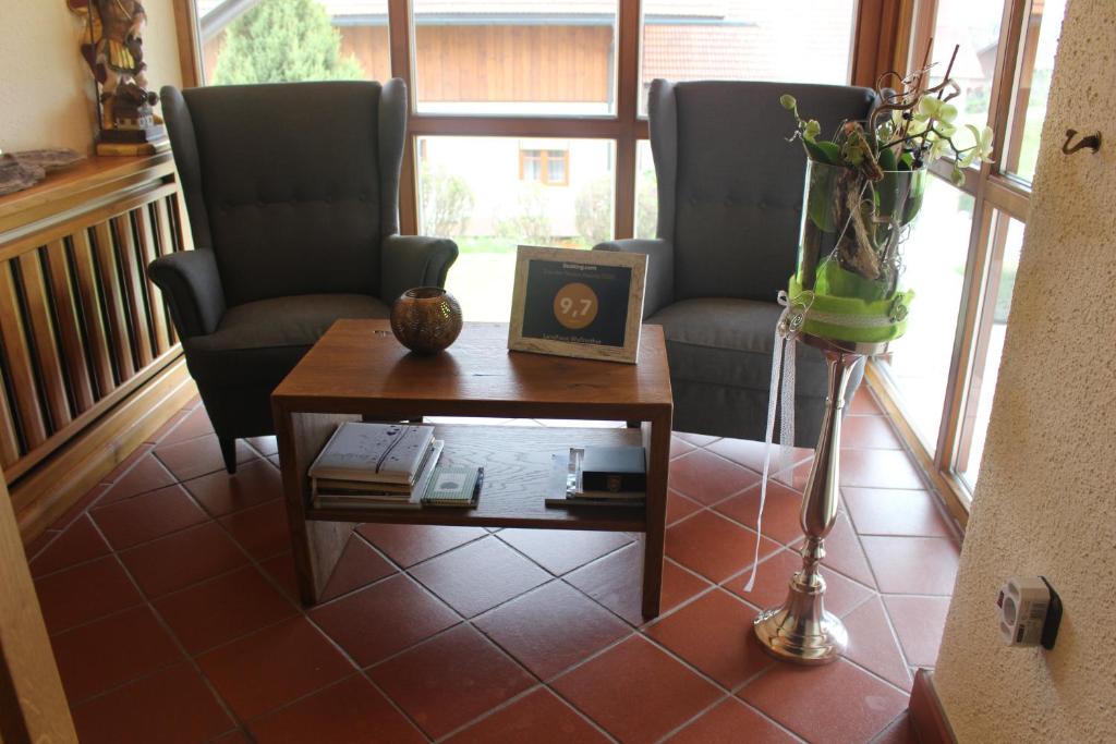 a living room with two chairs and a coffee table at Landhaus Widlroither in Mondsee