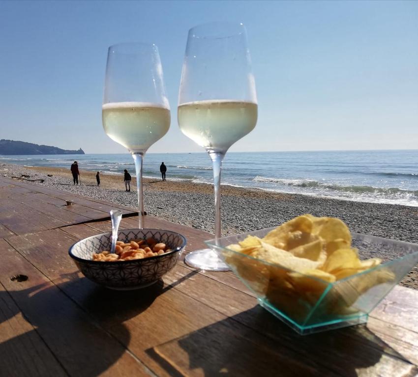 zwei Gläser Weißwein und Chips am Strand in der Unterkunft In Vacanza a Gaeta - MariStella in Gaeta