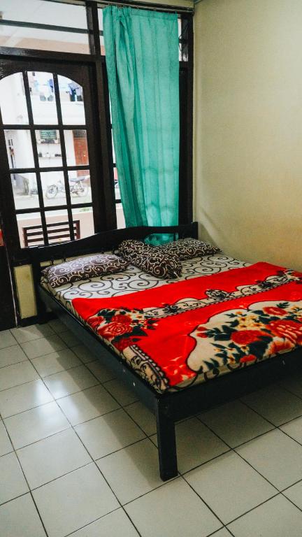 Postel nebo postele na pokoji v ubytování Hotel Gunung Mas Syariah