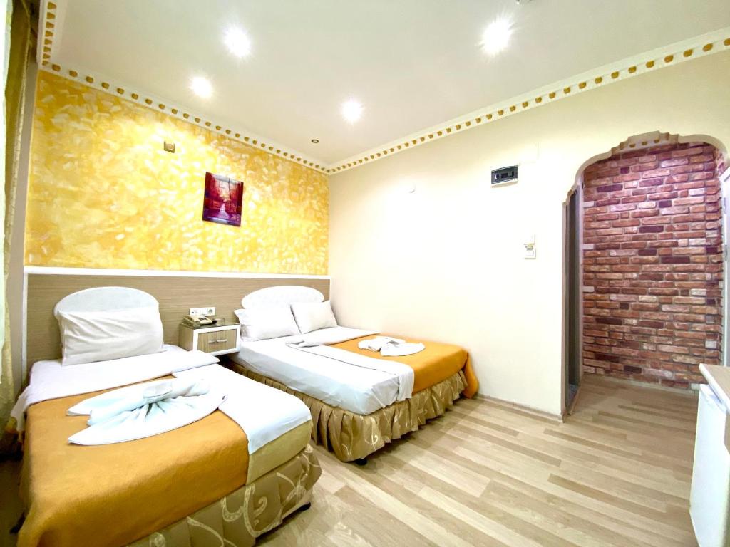 Postel nebo postele na pokoji v ubytování Grand Oral Hotel