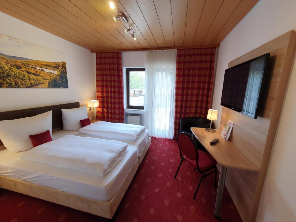 TV a/nebo společenská místnost v ubytování Hotel und Weingut Karlsmühle