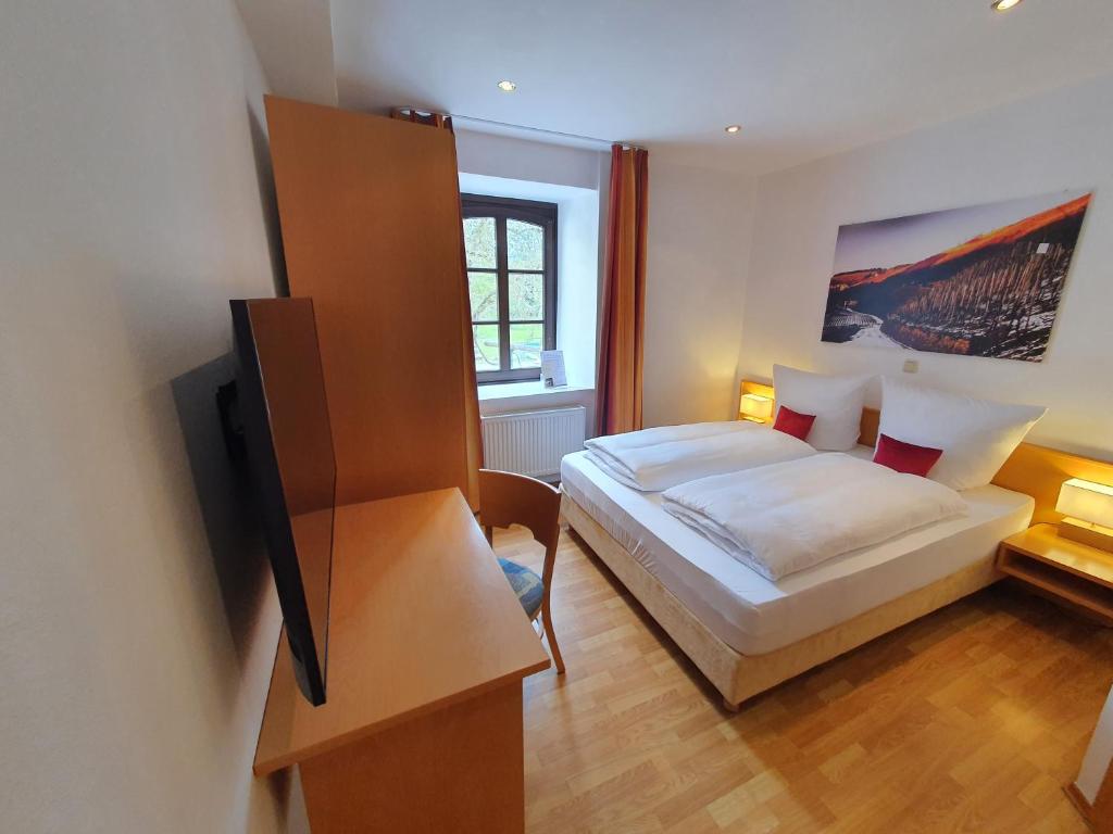 Postel nebo postele na pokoji v ubytování Hotel und Weingut Karlsmühle