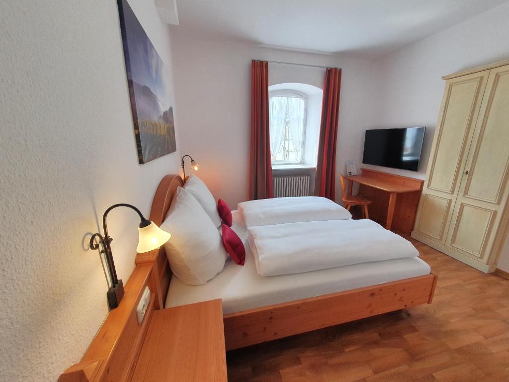 TV a/nebo společenská místnost v ubytování Hotel und Weingut Karlsmühle