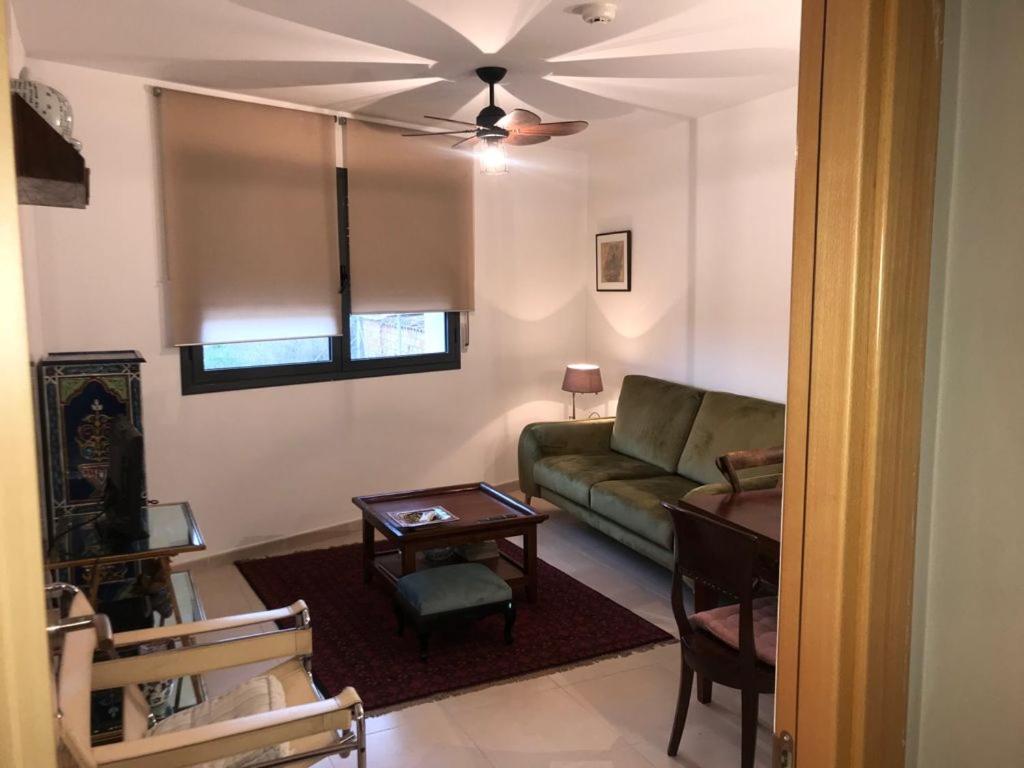 ein Wohnzimmer mit einem Sofa und einem Tisch in der Unterkunft SANFAINA DE GATS in Deltebre