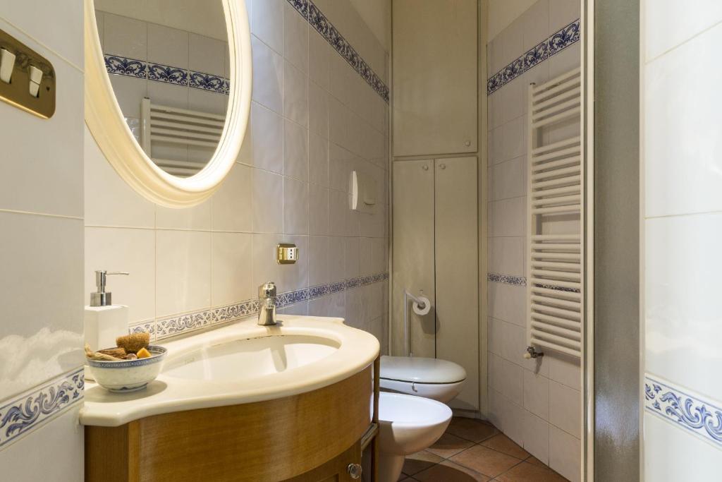 Kúpeľňa v ubytovaní Lemon Tree Apartment Sistine Chapel