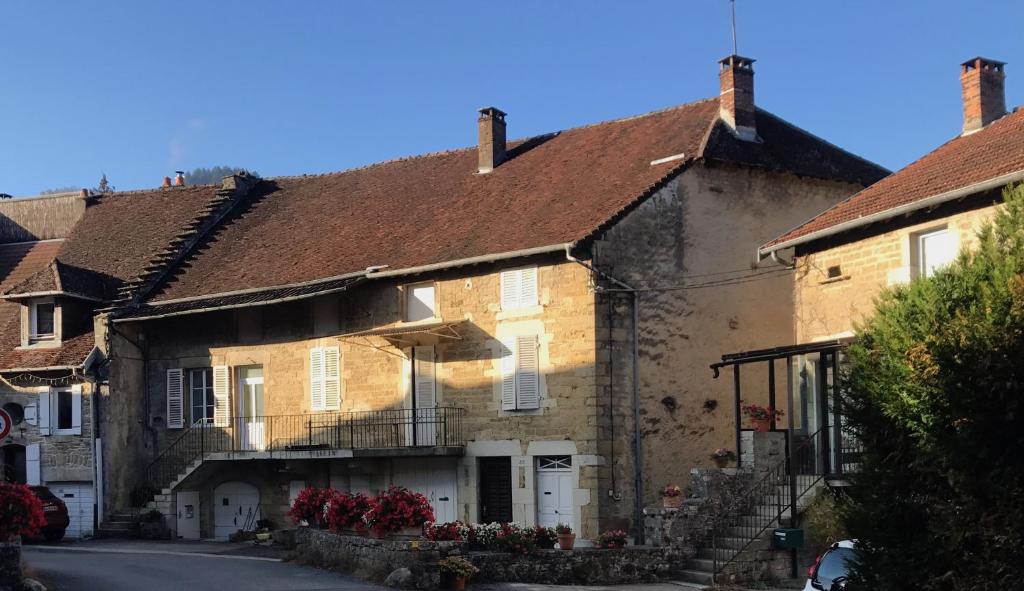 uma fila de casas antigas numa aldeia em Golf Val de Sorne Vernantois Maison vigneronne em Vernantois