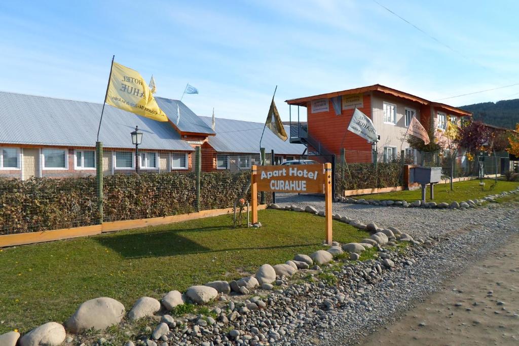 una señal para un centro de visitantes frente a un edificio en Apart Hotel Curahue en Junín de los Andes