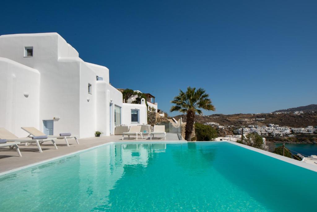 una piscina con vistas a una villa en Villa Isabella - Psarou, en Psarou