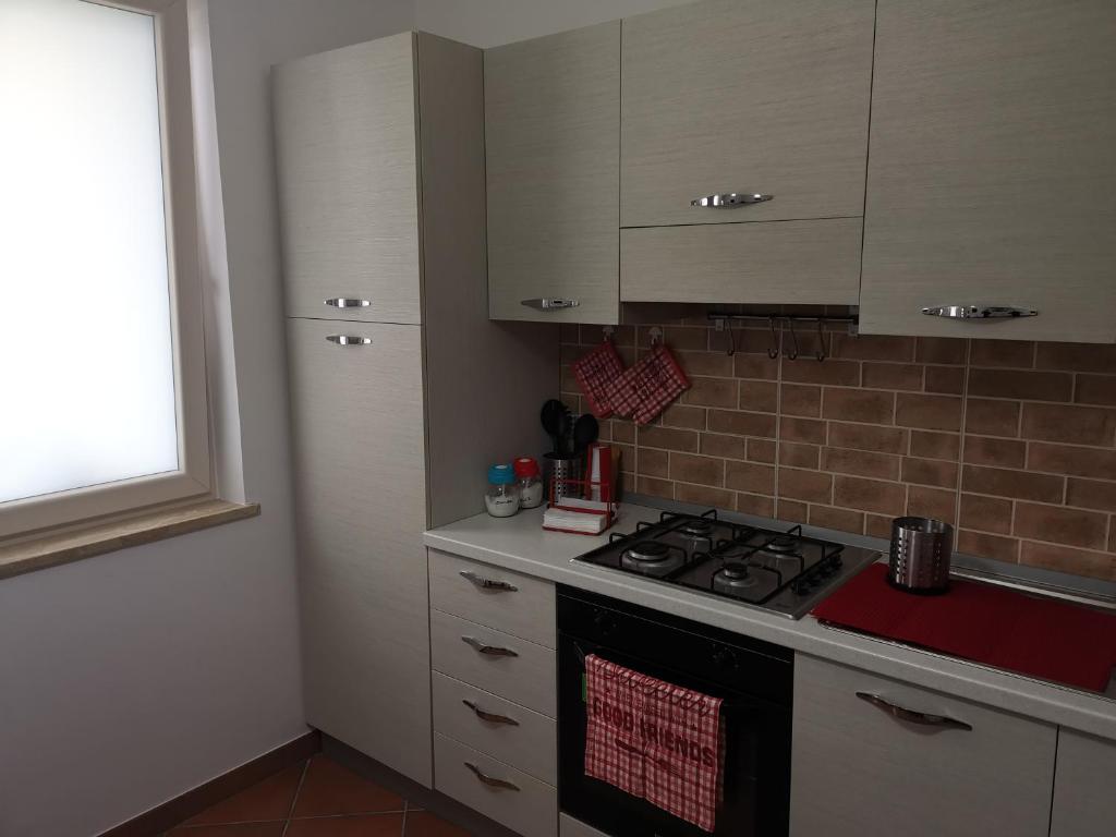 A kitchen or kitchenette at Casacampagna San Gabriele