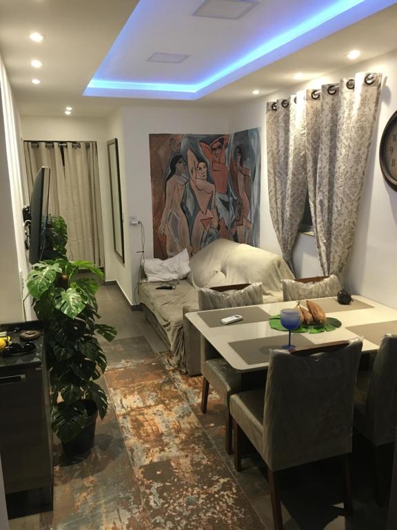 ein Wohnzimmer mit einem Sofa und einem Tisch in der Unterkunft Guest Apartment Paulo in Recife