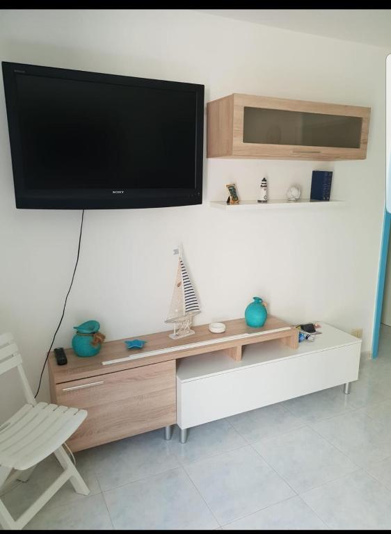 Televízia a/alebo spoločenská miestnosť v ubytovaní LA CASA DI NONNA LUCIA