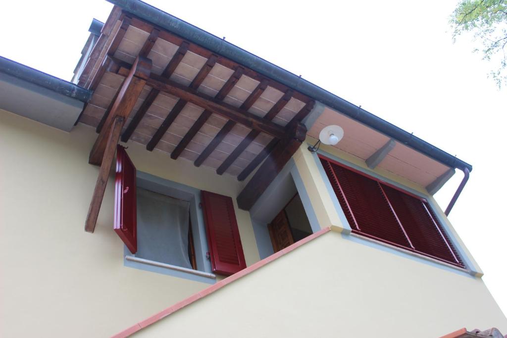 - un bâtiment avec deux fenêtres et un balcon dans l'établissement Il Vecchio Cipresso, à San Gimignano