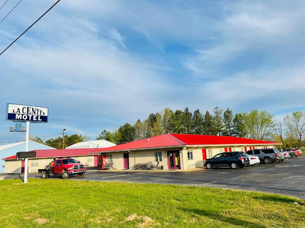 a gas station with cars parked in a parking lot at LACENTER MOTEL in La Center