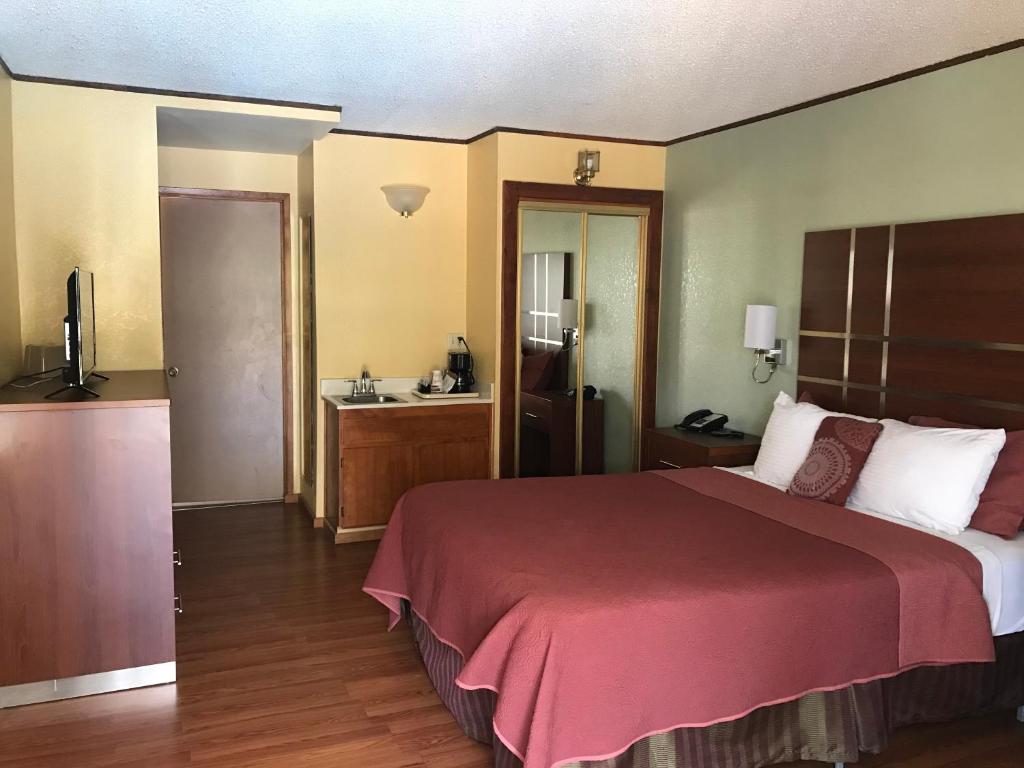 Katil atau katil-katil dalam bilik di Western Holiday Lodge