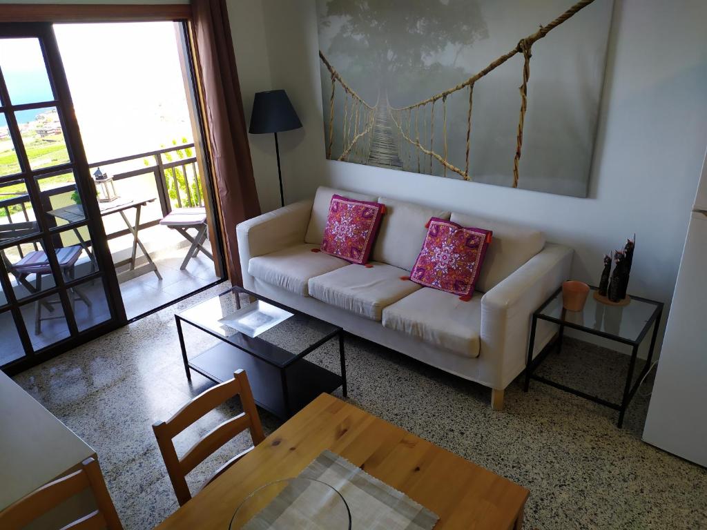 sala de estar con sofá y mesa en Los atardeceres más bellos del Sauzal, en Sauzal