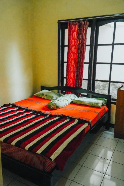 Postel nebo postele na pokoji v ubytování Hotel Gunung Mas Syariah