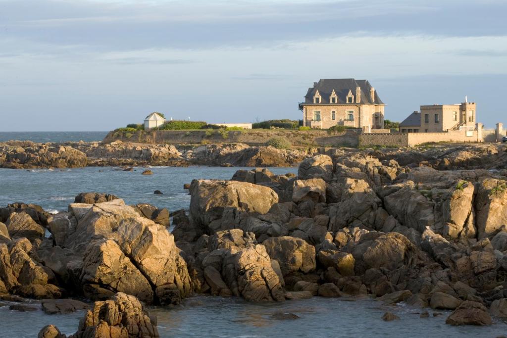 a house on a rocky island in the ocean at Le Fort de l'Océan in Le Croisic