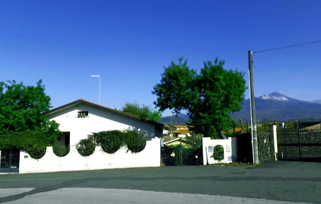 een wit gebouw met planten aan de zijkant bij La casa nel bosco in Trecastagni