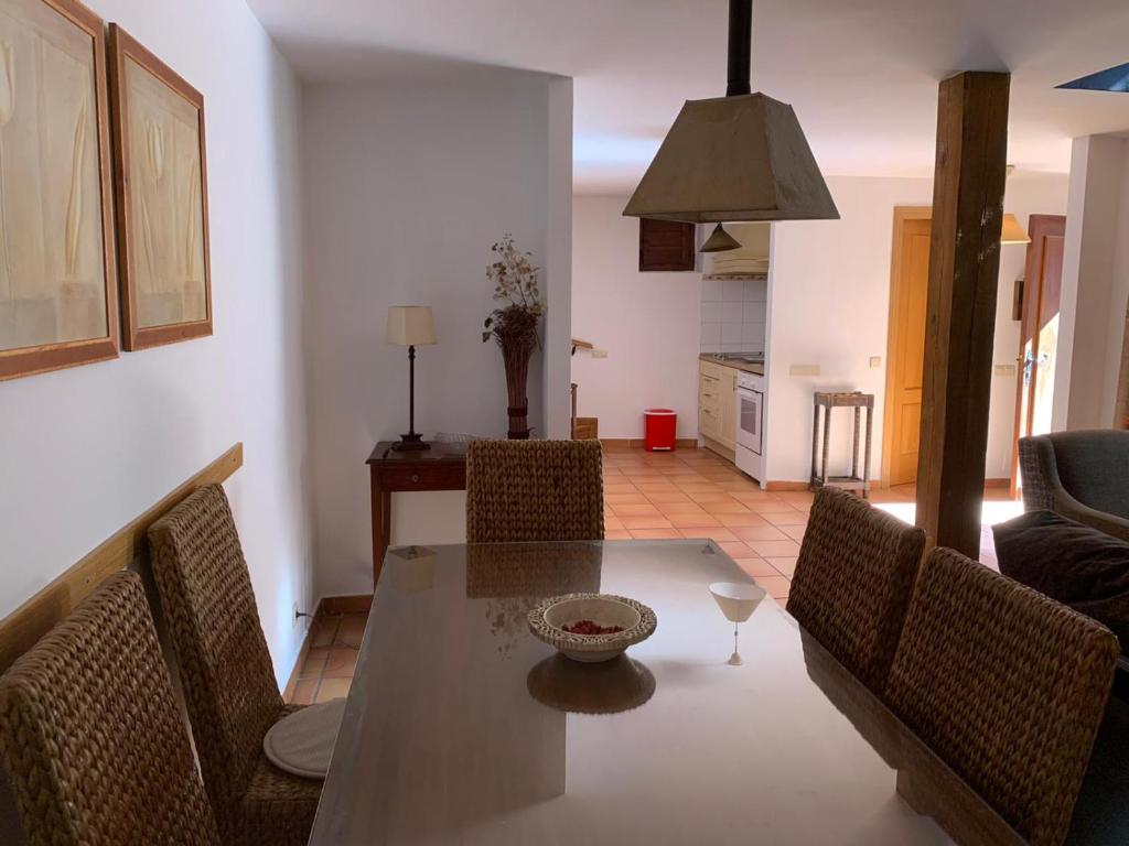 sala de estar con mesa de comedor y sillas en Casa Clemente II, en La Hiruela