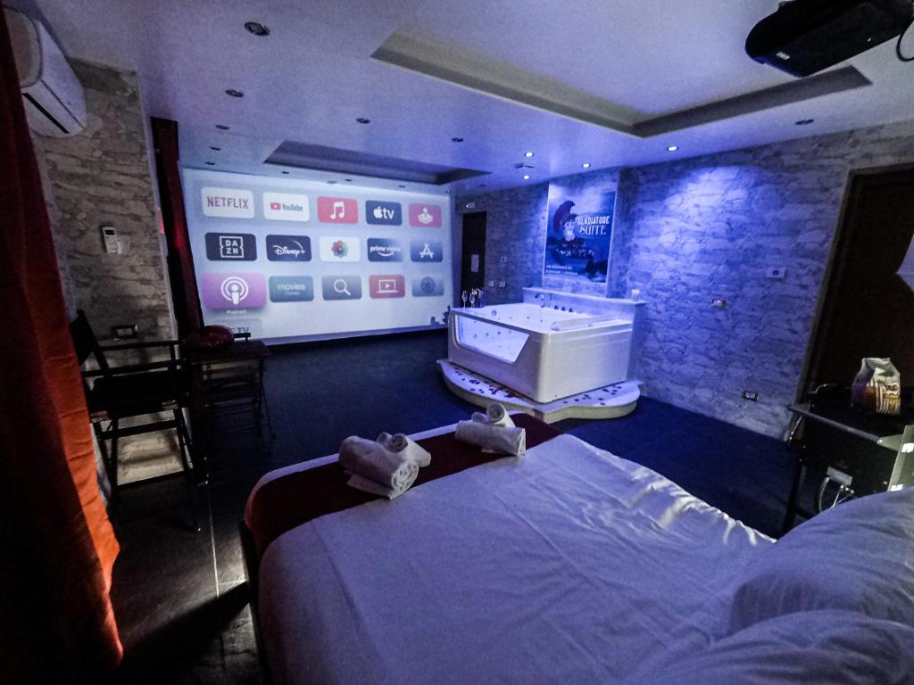 ein Schlafzimmer mit einer Bühne und einem Bett in einem Zimmer in der Unterkunft Il Gladiatore in Rom