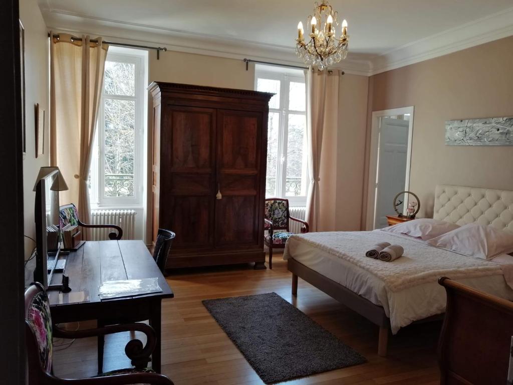 Postel nebo postele na pokoji v ubytování Chambres d'Hôtes de luxe Côté Parc-Côté Jardin avec parking privé gratuit