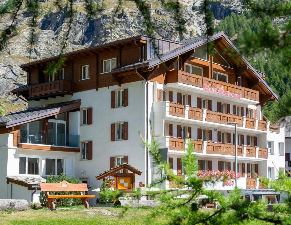 ein Gebäude vor einem Berg in der Unterkunft Hotel Portjengrat in Saas-Almagell