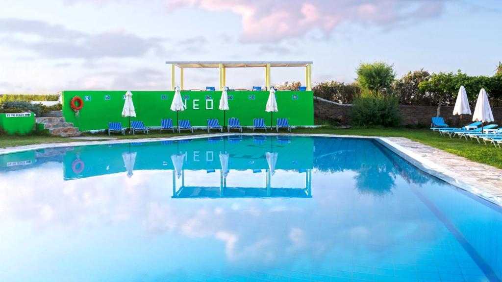 Bazén v ubytování Neon Hotel nebo v jeho okolí