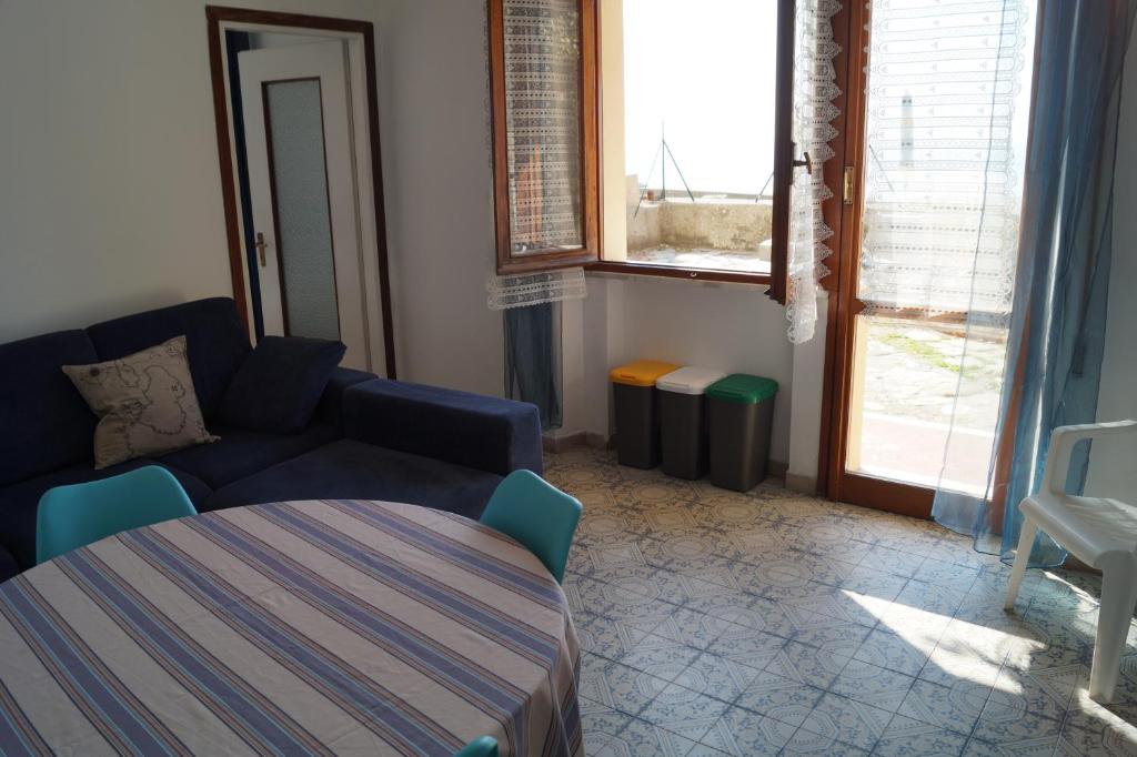 瓦拉澤的住宿－CASAVACANZE GIEFFE，客厅配有沙发和桌子