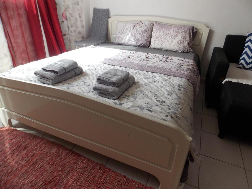 um quarto com uma cama com toalhas em Ladadika Studios em Tessalônica
