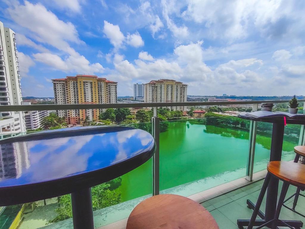 einen Balkon mit Blick auf einen Wasserkörper in der Unterkunft -Lake View- Mount Austin IKEA Toppen 5 mins - A110 in Johor Bahru