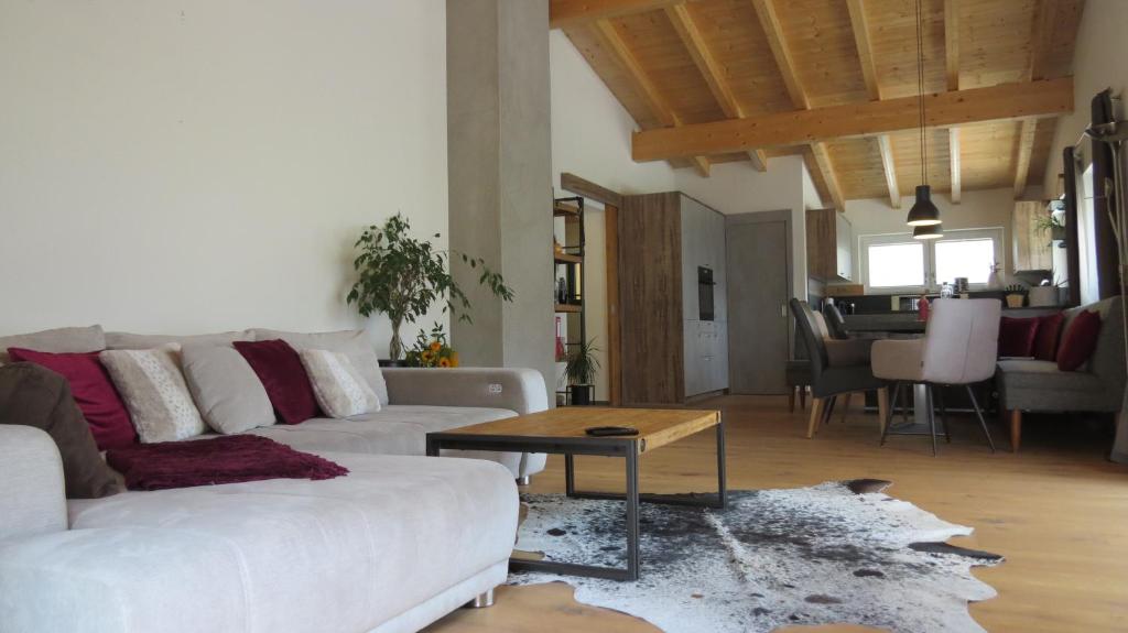 Ein Sitzbereich in der Unterkunft Chalet Hackl