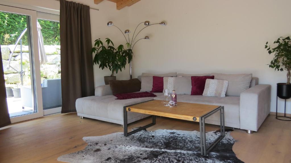 Ein Sitzbereich in der Unterkunft Chalet Hackl