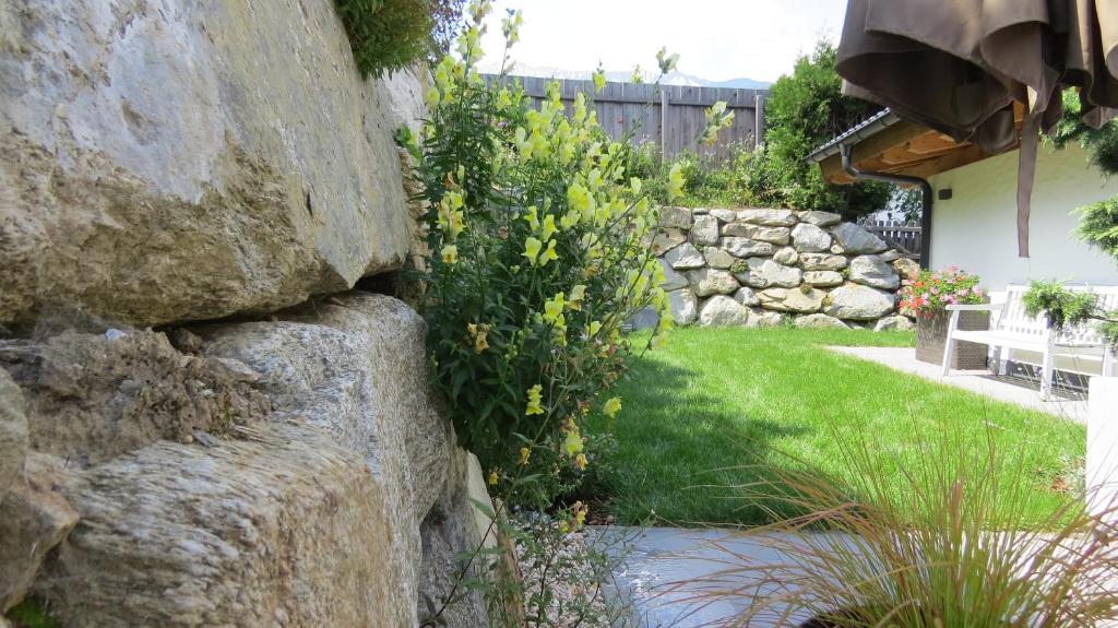 Ein Garten an der Unterkunft Chalet Hackl