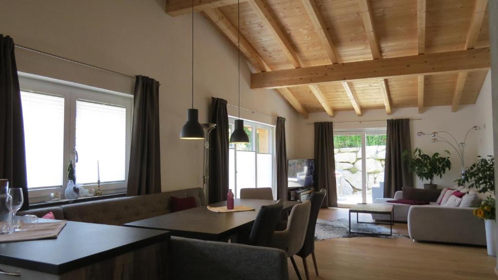 Ein Sitzbereich in der Unterkunft Chalet Hackl