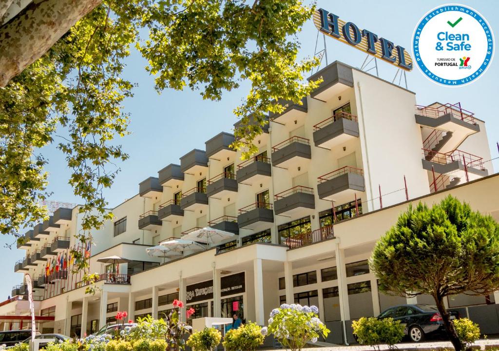 een weergave van de voorkant van het hotel bij Hotel Império do Norte in Ponte de Lima