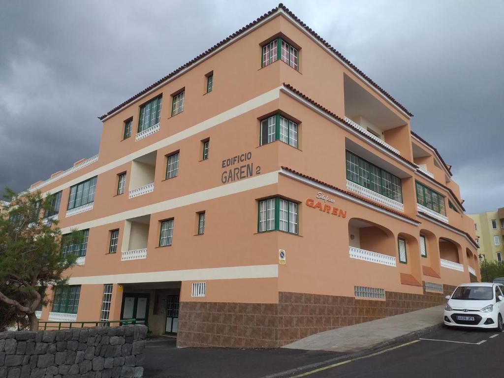 budynek z zaparkowanym przed nim samochodem w obiekcie Apartamento Mar y Montaña w mieście Los Silos