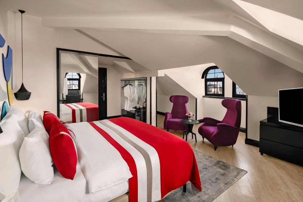 Uma TV ou centro de entretenimento em Sura Hagia Sophia Hotel