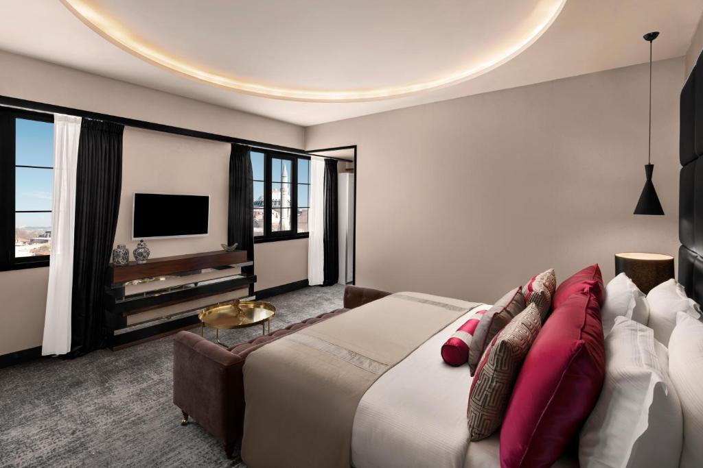 Uma TV ou centro de entretenimento em Sura Hagia Sophia Hotel