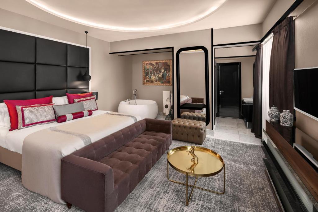 Uma TV ou centro de entretenimento em Sura Hagia Sophia Hotel