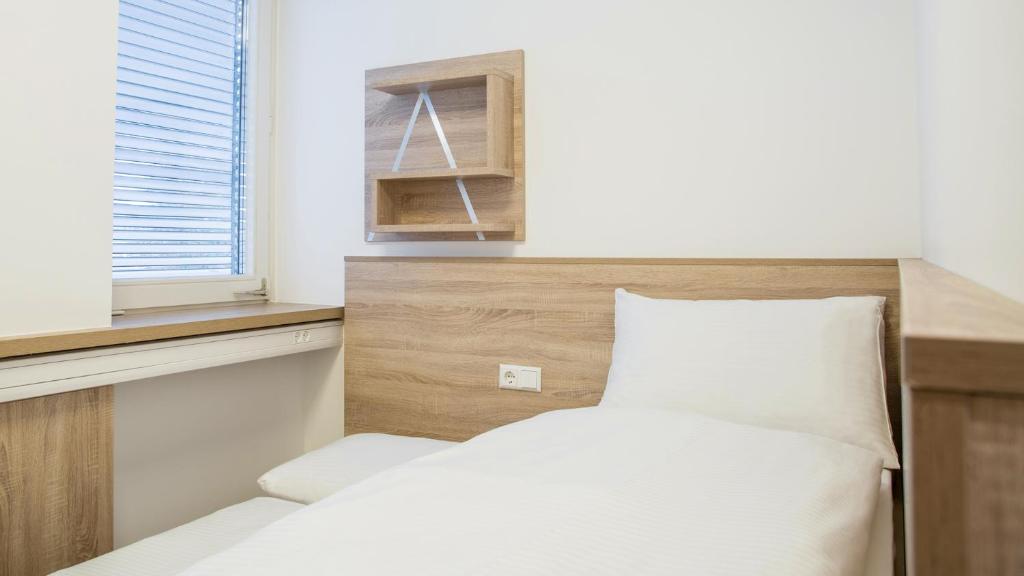 Postel nebo postele na pokoji v ubytování A2 Boarding House Memmingen