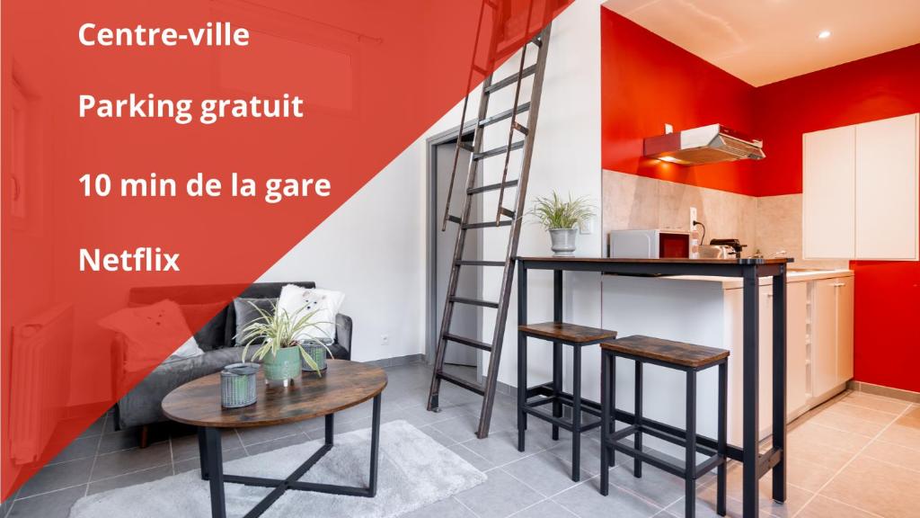 Cette chambre dispose d'une échelle, d'une table et d'un tabouret. dans l'établissement Le Petit Angoumoisin, à Angoulême