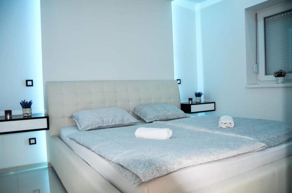 Un pat sau paturi într-o cameră la Sweet Home Tuzla