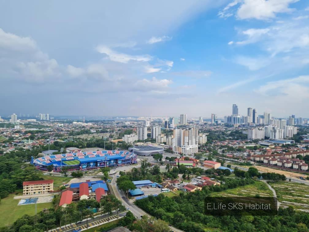 eine Luftansicht einer Stadt mit hohen Gebäuden in der Unterkunft E Life SKS Habitat With WiFi Netflix in Johor Bahru