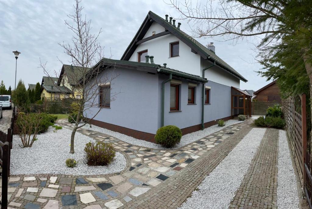 Maison blanche avec allée en briques dans l'établissement MB House Sarbinowo, à Sarbinowo