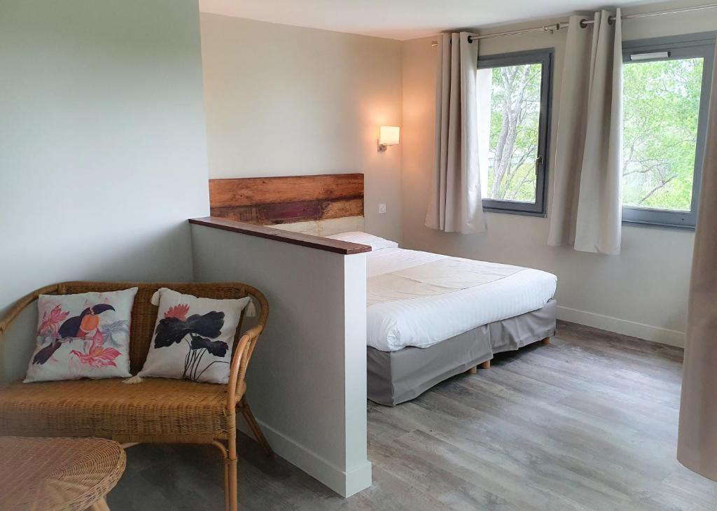 Postel nebo postele na pokoji v ubytování Hotel Alicia Auray Le Bono