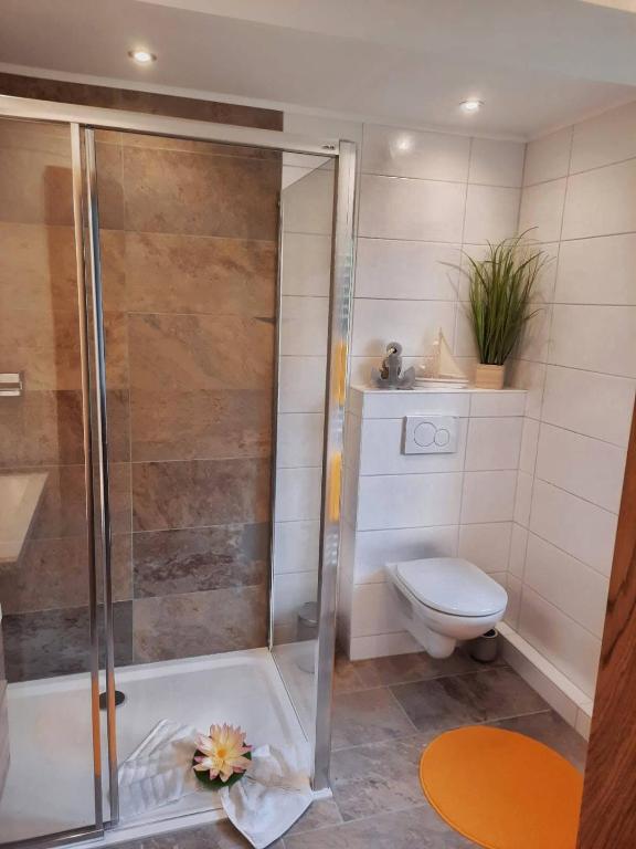 A bathroom at Apartment Fischer mit Privatstrand
