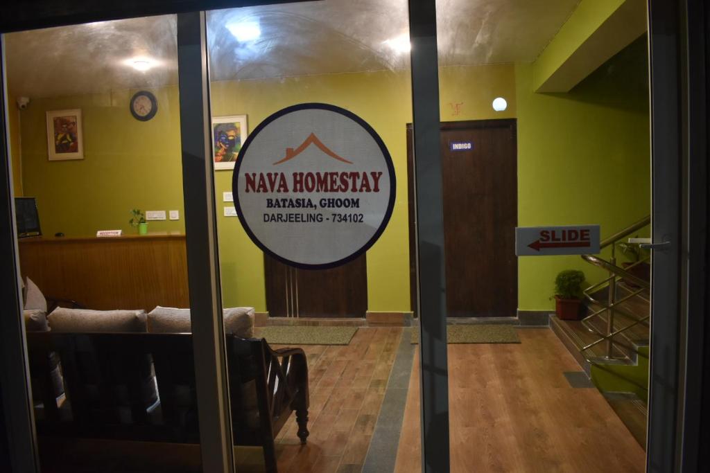 um lobby com um sinal na porta em Nava homestay em Darjeeling