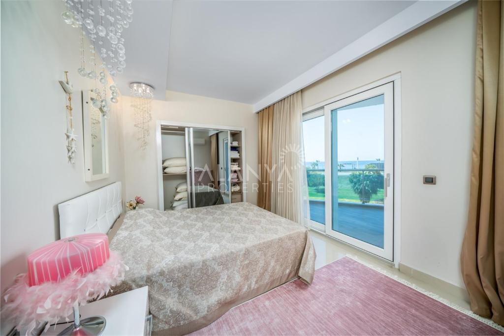 een slaapkamer met een bed en een groot raam bij Calista Premium Residence in Alanya