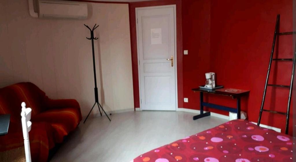 Postel nebo postele na pokoji v ubytování Chambre spacieuse et lumineuse