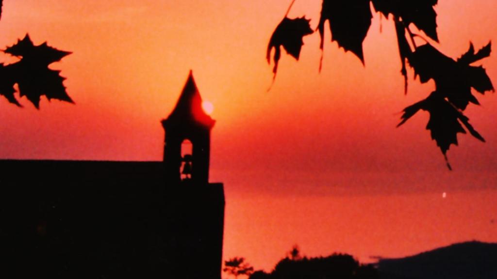 コティ・シアヴァーリにあるA Luna Rossaの日没時計塔のある建物のシルエット